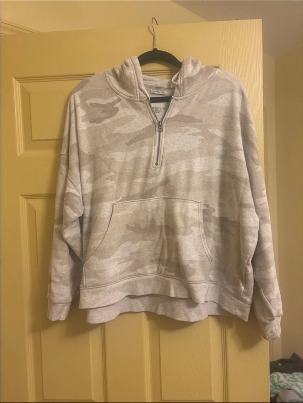 American Eagle Outfitters womens light Gray Camo Half-Zip Hoodie size Small